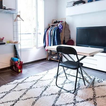 Nice Studio Near Paris شقة