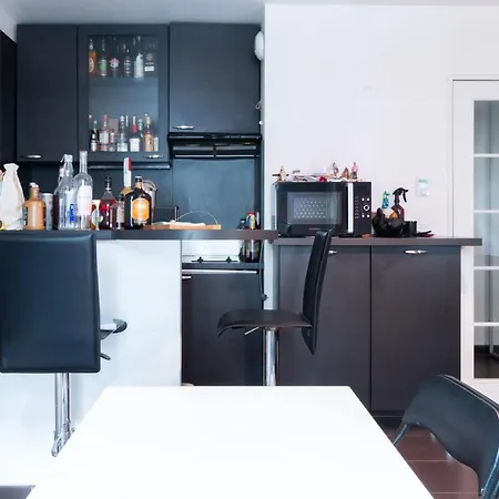 Nice Studio Near Paris شقة *